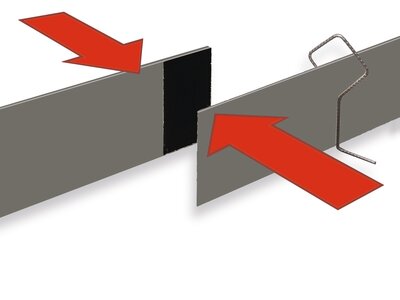 Bleche mit an beiden Seiten abgezogener Folie zusammendrücken | © Mastertec GmbH & Co. KG